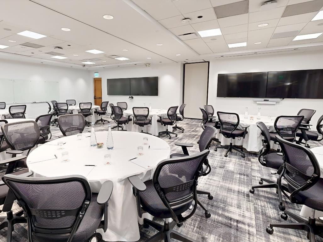Training room with rounds